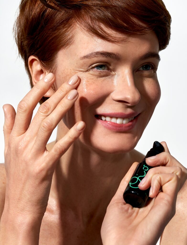 Wielofunkcyjne serum żelowe redukujące 8 oznak starzenia wokół oczu, ze szczególnym działaniem na górną powiekę.